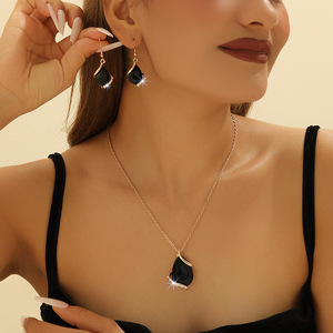 Nuevo Conjunto de Collar y Pendientes de Aleación de Zinc con Cristales de Diamante y Diseño Poligonal, con Gran Gota de Agua, para Mujer - Product Image 1