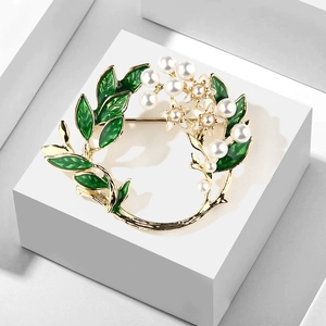 Broches de Pérola Criativos em Formato de Folha com Banho de Ouro e Esmeralda para o Dia dos Namorados 2026 - Product Image 5
