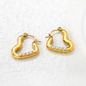 Boucles d'oreilles créoles tendance en acier inoxydable plaqué or PVD 18 carats, en forme de cœur, avec perle, pour femme - Product Image 3