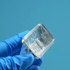 Prisma de vidro de sílica fundido UV BK7 óptico personalizado de alta precisão com revestimento AR e pintura preta para luzes de pista