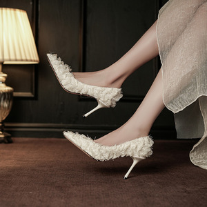 Zapatos de novia de tacón de aguja con punta en pico y decoración floral para vestido de novia, modelo Y25930. - Product Image 3