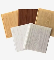 Panneaux de plafond carrés en PVC écologiques, imperméables et ignifuges, avec un design moderne et un aspect bois décoratif pour une utilisation en intérieur