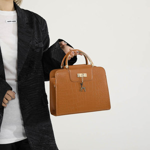 时尚设计师女装高品质单肩包女士手提包刺绣皮革PU衬里皮革闭合链装饰 - Product Image 6