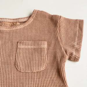 Ensemble décontracté deux pièces pour garçons : T-shirt épais à poches et short à cordon de serrage en tissu gaufré - Product Image 4