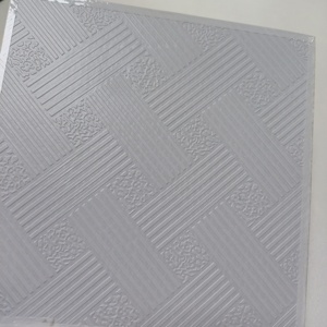 Panneau de plafond en PVC laminé CE avec feuille d'aluminium pour le marché du <span class=keywords><strong>Togo</strong></span> – Prix des dalles de plafond en PVC et gypse - Product Image 2