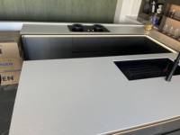 Finition brillante en marbre artificiel blanc préfabriqué Cararra pour îlot de cuisine, bar, salle à manger, chambre, jardin extérieur