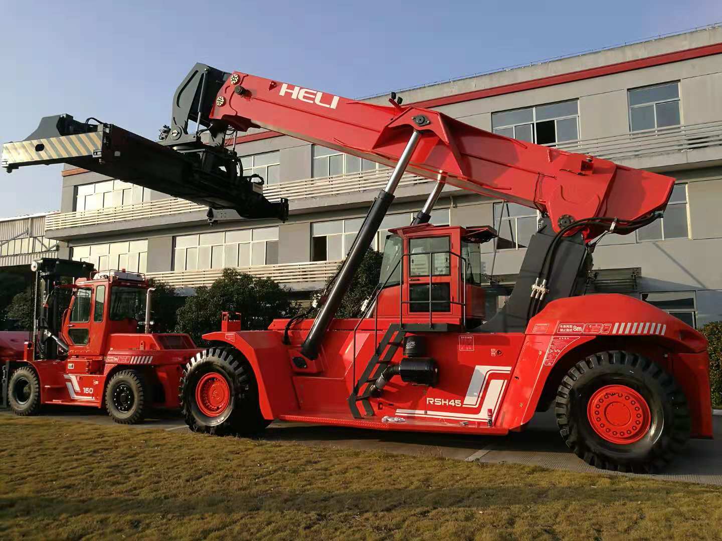 RSH4527 Container Reach Stacker 45000Kg Container Handler Work At The Port Container Crane For Sale