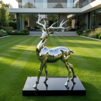 Sculpture de cerf en acier inoxydable, art contemporain, statue de faune en métal sur mesure pour l'intérieur haut de gamme des centres de villégiature et des places publiques