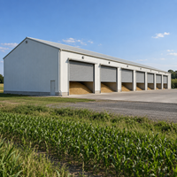 Entrepôt en structure métallique résistante aux intempéries, grande porte coulissante, atelier métallique durable, stockage d'équipements, bâtiment agricole