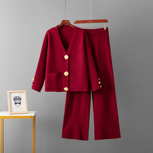 Ensemble de costume en tricot 2 pièces OEM pour femme, cardigan à boutons dorés, col en V, pull-over, short ample avec poches, logo personnalisé, couleur au choix - Product Image 3