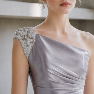 Abito da sera in raso grigio argento monospalla con spalline decorate con perline, drappeggiato, a tubino, per <span class=keywords><strong>la</strong></span> madre della sposa, personalizzabile - Product Image 4