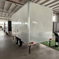 Remorque WC portable moderne et personnalisable de 4 m en panneaux sandwich pour extérieur, écologique, avec raccordement à l'eau.