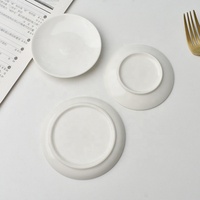 Plat en céramique blanc pur pour sauce soja et vinaigre, compatible micro-ondes, bord rouge, rond, moderne, en porcelaine, en forme de fleur