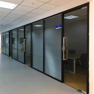 <span class=keywords><strong>Cloison</strong></span> de séparation en verre pour bureau avec cadre en aluminium personnalisable - <span class=keywords><strong>Cloison</strong></span> modulaire flexible pour extérieur avec design écologique - Product Image 5