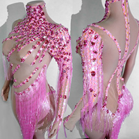 Robe rose vif à franges de strass, maille nude, asymétrique à une manche, col montant, avec pampilles, pour danse latine, drag, gogo et scène