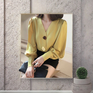 Elegante Blusa Casual de Oficina para Mujer, Nueva Colección Primavera, con Cuello en V, Manga Larga, Estilo Linterna Vintage, Teñida con Hilo de Satén, Lisa, Holgada y con Botones - Product Image 2
