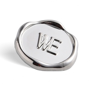 Badge en métal de forme d'enveloppe, couleur argent, avec logo en relief, design simple et créatif, étiquette de type scutcheon - Product Image 6
