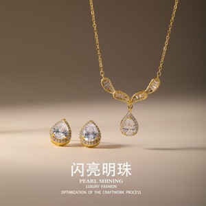 Ensemble de boucles d'oreilles et collier en perles brillantes, en forme de goutte d'eau, en alliage de cuivre, bijoux de fête pour femmes, mode de luxe - Product Image 1