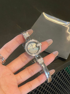 Reloj de Pulsera para Mujer con Esfera de Concha, Estilo Elegante y Pequeño, Reloj de Pulsera Minimalista de Lujo Ligero Decorado con Diamantes de Imitación - Product Image 6
