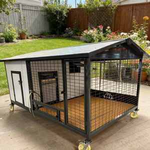 Caseta para Perros Pintada de Blanco para Exteriores - Acabado Clásico para Jardines Suburbanos - Product Image 2