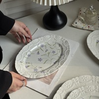 Assiettes, tasses à café, soucoupes et plats à dessert en porcelaine occidentale de style vintage français, de luxe léger et rétro, finement embossés