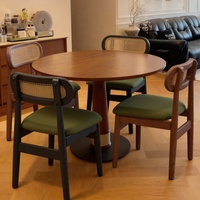 Chaise de salle à manger en bois massif de style nordique avec dossier en rotin tressé et design de sac rembourré pour hôtel, restaurant, usage domestique décontracté