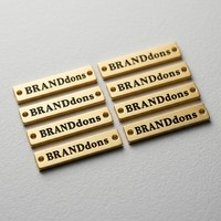 Étiquettes personnalisées haut de gamme avec logo en relief 3D, en alliage de zinc doré brillant, plaques nominatives durables de luxe pour sacs à main et vêtements