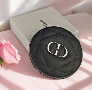 กระจกพกพาแบบพับได้สองด้านสีดำคุณภาพสูง พร้อมโลโก้สั่งทำ ของขวัญสำหรับสาวๆ - Product Image 2