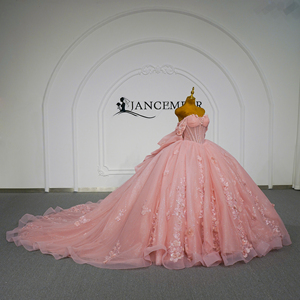ชุดราตรีงาน Quinceanera ยาวกรอมพื้น ประดับด้วยผ้าทูลล์สีชมพูวิบวับ แต่งดอกไม้ 3 มิติ  พร้อมคอร์เซ็ทซีทรูประดับลูกไม้ที่ไหล่ รุ่น Lsmc25-Pz สวยสะกดตา - Product Image 4