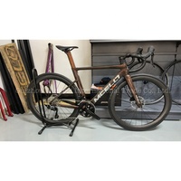 Vélo de ville en fibre de carbone, vélo de route, Shimano 105 Di2 24 vitesses, changement de vitesse électronique, frein à disque aérodynamique, léger pour les compétitions