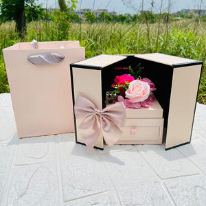 Boîte cadeau <span class=keywords><strong>de</strong></span> luxe à double porte, motif <span class=keywords><strong>de</strong></span> fleurs <span class=keywords><strong>éternel</strong></span>les, logo personnalisé pour les <span class=keywords><strong>souvenirs</strong></span> <span class=keywords><strong>de</strong></span> demoiselles d'honneur, emballage <span class=keywords><strong>de</strong></span> parfum, laminage mat - Product Image 5