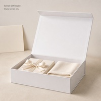 Boîte cadeau en ruban blanc avec ouverture à clapet, structure de base pliable pour emballage de boutique, affichage de marque personnalisé et vente en gros