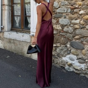 Vestido de Fiesta Elegante y Modesto, Hecho a Medida por el Fabricante, de Alta Calidad, Ecológico, con Espalda Descubierta en V Profundo, Recto, de Satén - Product Image 2