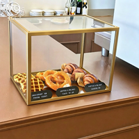 Vitrine de présentation alimentaire en acrylique à double niveau, haute transparence, avec cadre en métal doré, comptoir robuste et durable pour restaurant