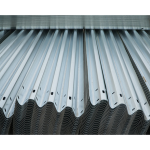 Barrière de sécurité routière robuste en acier galvanisé de type W, testée EN1317, pour la construction routière aux Émirats arabes unis - Product Image 1