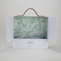 Boîte cadeau magnétique à double porte sur mesure, blanche avec motif floral botanique à l'intérieur, emballage pour huiles essentielles avec poignée
