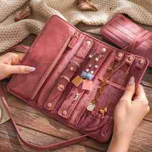 Estuche de Viaje de Terciopelo de Gran Capacidad, Organizador de Joyas Personalizable con Iniciales, para Collares, Anillos y Broches - Product Image 5