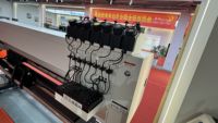 Impresora de inyección de tinta UV automática de 4 cabezales I3200 de 1.8m para exteriores, para carteles fotográficos y pancartas de vinilo rollo a rollo