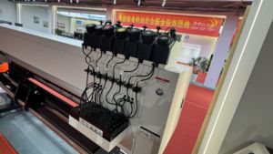 Impresora de inyección de tinta UV automática de 4 cabezales I3200 de 1.8m para exteriores, para carteles fotográficos y pancartas de vinilo rollo a rollo - Product Image 5