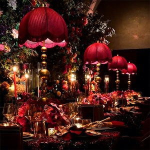 Lampe de table LEDA de luxe vintage bordeaux avec pompon et support en métal doré, idéale pour les mariages, événements, fêtes et banquets - Product Image 1