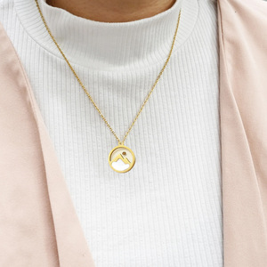 Collier en acier inoxydable plaqué or PVD 18 carats avec pendentif grain de moutarde |   Citation biblique chrétienne « Eaux profondes » gravée et pendentif coquillage vague - Product Image 6