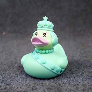 Jouets de bain en PVC personnalisés en gros, style canard reine, avec motifs imprimés, pour la baignoire - Product Image 1