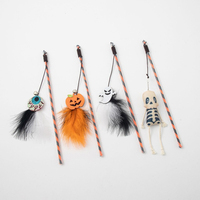 Tongkat Penggoda Kucing Halloween, Liontin Tengkorak Bola Mata Hantu Labu dengan Bulu & Lonceng, Mainan Interaktif untuk Anak Kucing