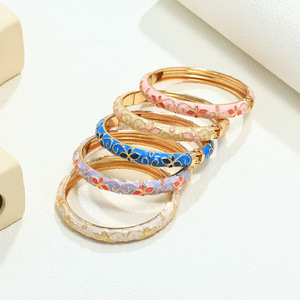 Pulsera de aleación apilable con diseño de trébol de cuatro hojas y flor de cinco hojas, estilo palaciego vintage, con efecto de goteo de aceite y acabado dulce y brillante, para mujer - Product Image 4