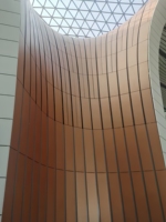 Système de façade murale courbée pour balcon, revêtement extérieur pour immeuble commercial de grande hauteur