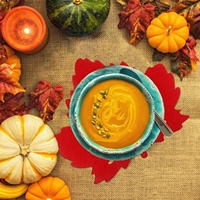 Napperons modernes d'automne résistants à la chaleur en feutre, motif feuilles d'érable et citrouilles, pour la décoration de table de Thanksgiving et des fêtes de récolte d'automne
