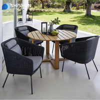 Ensemble de salle à manger d'extérieur moderne et durable en aluminium avec table de fête et chaises en rotin tressé pour villa, patio, jardin, cour