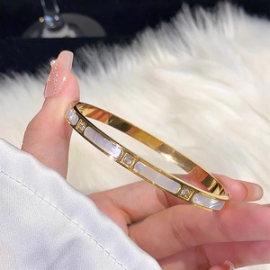 สร้อยข้อมือเหล็กไทเทเนียมสีทองแฟชั่นสำหรับผู้หญิงสร้อยข้อมือคู่ zircon สำหรับเป็นของขวัญ - Product Image 6