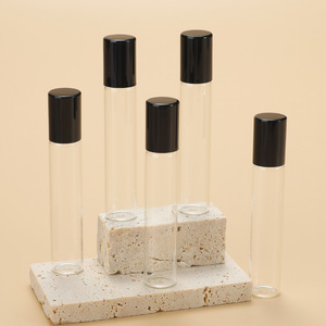 Roll-on en verre ambré 5 ml avec couvercle en bambou, recyclable, impression de logo personnalisée - Product Image 1