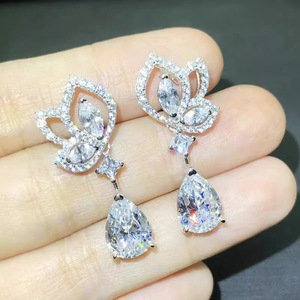 Orecchini a Goccia a Forma di Loto per Donne, Accessori per Orecchie Geometrici per Uso Quotidiano - Product Image 1